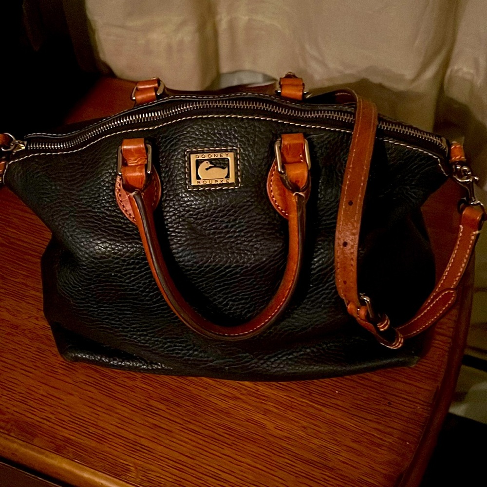 Navy Dooney & Bourke bag, Tan Adjustable Strap, Inside pockets, key chain strap.